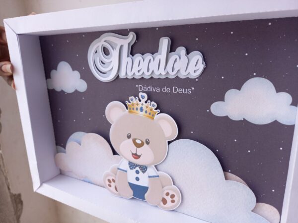 Urso Príncipe | Quadro de Maternidade Scrapbook Personalizado - Vidro e Madeira (23x33 cm)