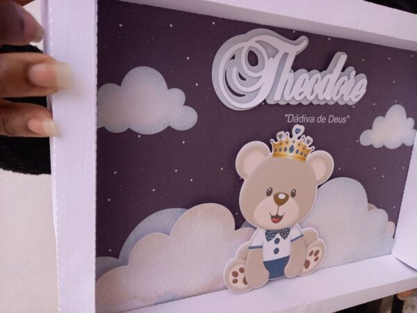 Urso Príncipe | Quadro de Maternidade Scrapbook Personalizado - Vidro e Madeira (23x33 cm) - Image 3