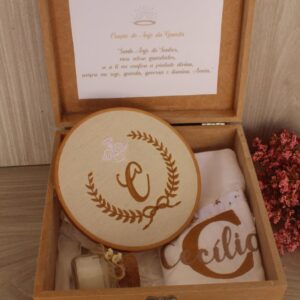 Caixa Anjo da Guarda Personalizada com Bastidor Bordado – Presente Artesanal para Maternidade e Batizado