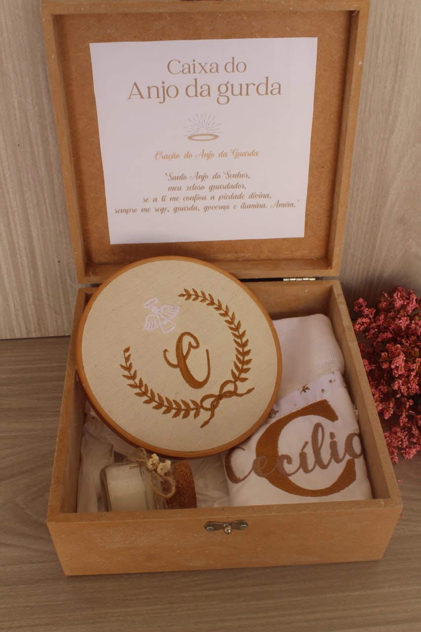 Caixa Anjo da Guarda Personalizada com Bastidor Bordado – Presente Artesanal para Maternidade e Batizado
