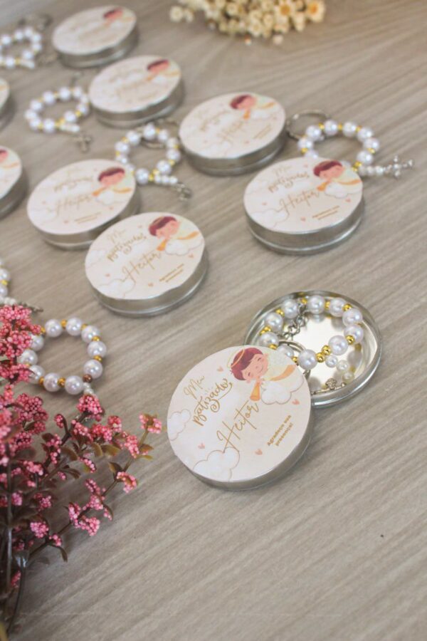 Latinha com Mini Terço Personalizado para Batizado – Lembrancinha com Chaveiro Religioso 5x5cm